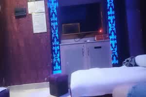 足浴会所勾搭良家少妇女技师，性欲大奶离异少妇让无套内射  背景图片