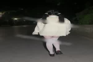 足球场调教母狗路上撒尿实录  背景图片