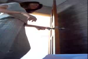 两男同事相邀三位女同事， 一起结伴出游，被偷拍上厕所，三位女同事的逼全被收入  背景图片