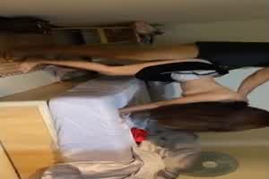 酒后突袭熟睡的女友闺蜜，男的不顾自己女友在一旁熟睡 口交爽到直接中出内射  背景图片