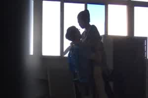 高中情侣在没人的教室做爱，无套内射，听到点动静立马起身穿裤子，差点被发现  背景图片