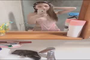 夫妻自拍流出 老婆还想再生一胎 生出足球队也不错  背景图片