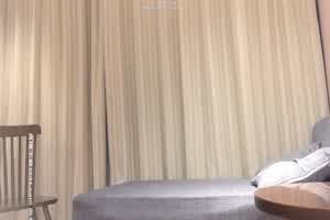 《午夜寻花》高颜值牛仔裤妹子看上去有个性，还不是被操得爽爽叫  背景图片