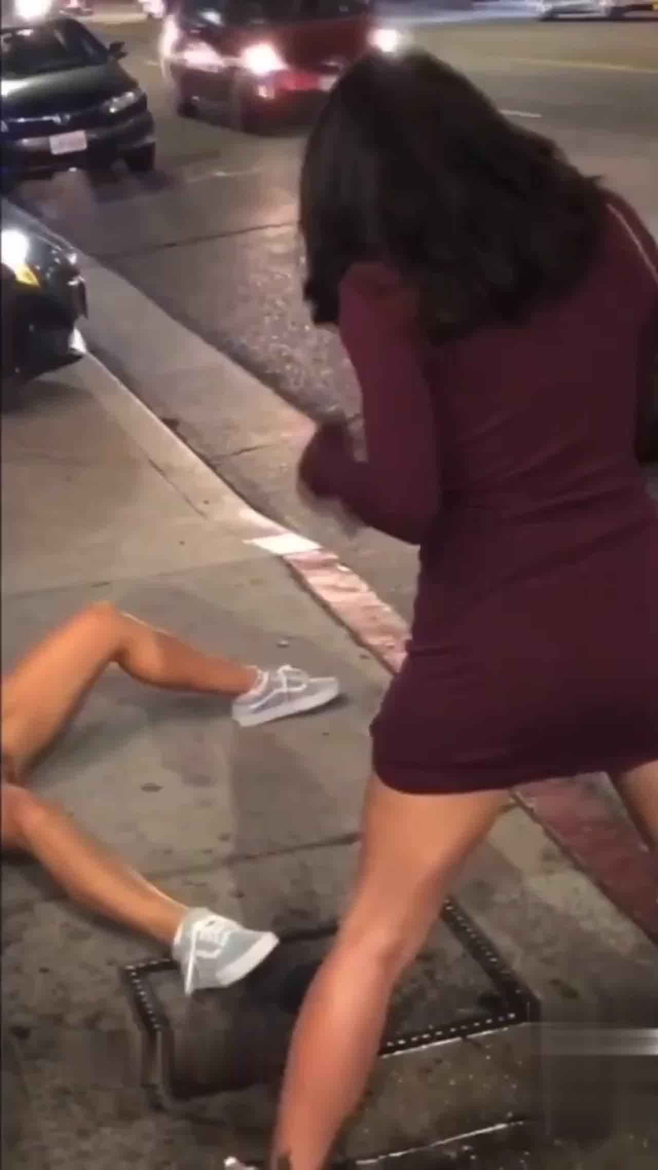  俩外国妞闹市街头撒尿自拍 的剧照6