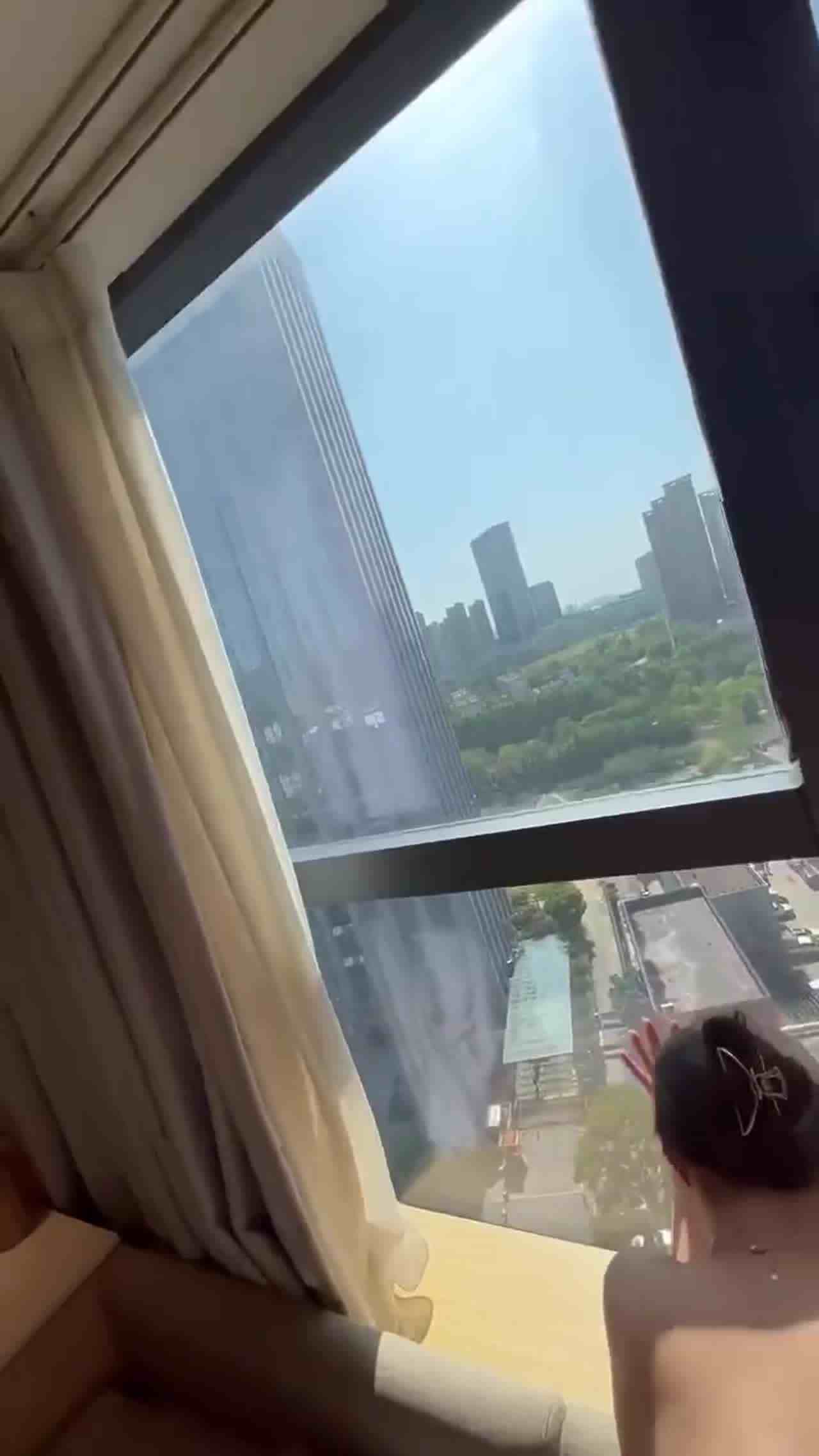  老婆最爱的暴露感 高楼窗户性爱 的剧照9