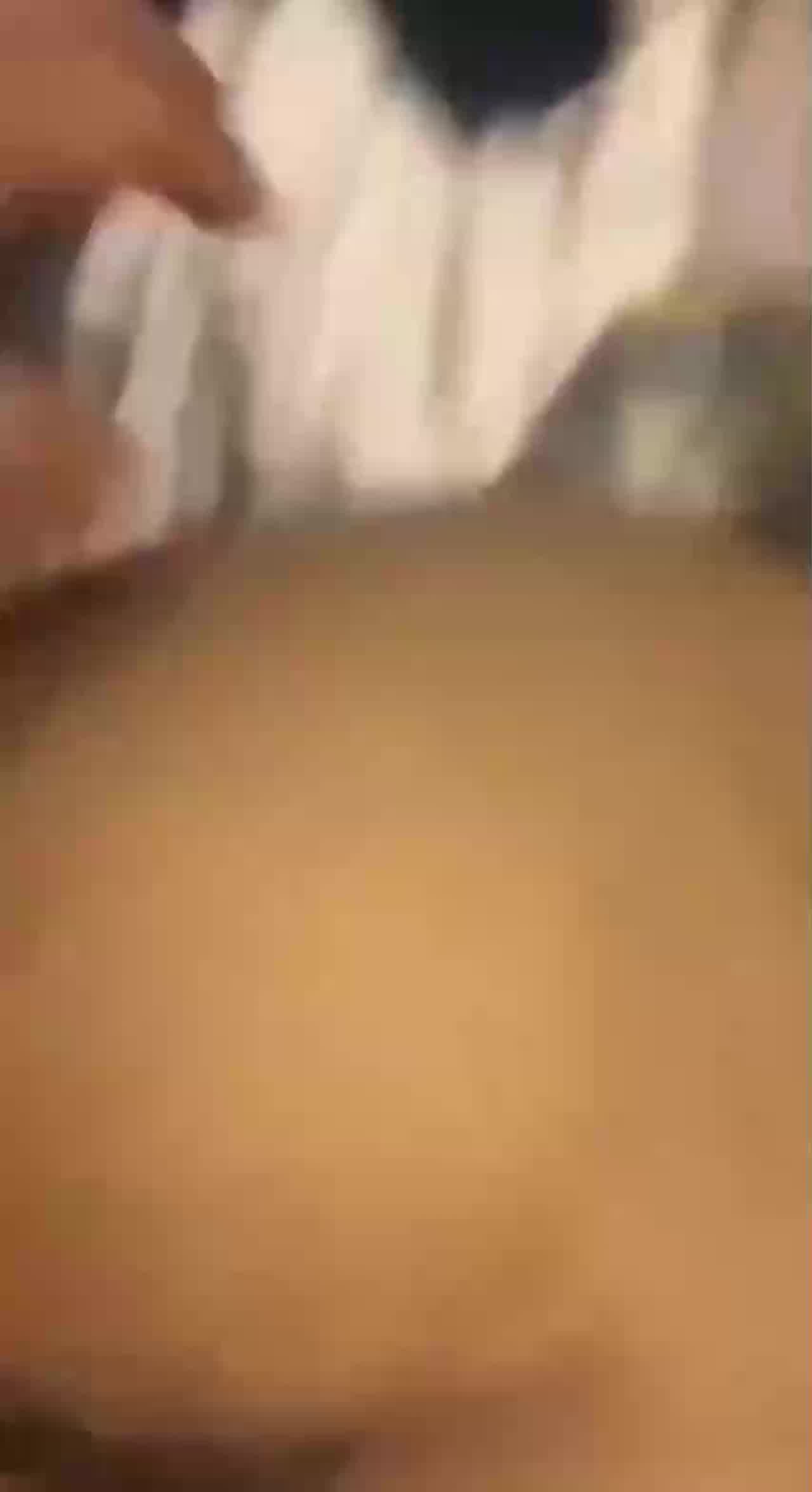  大四学姐在开学第一天先下手为强，主动掰开骚穴让学弟享受 的剧照2