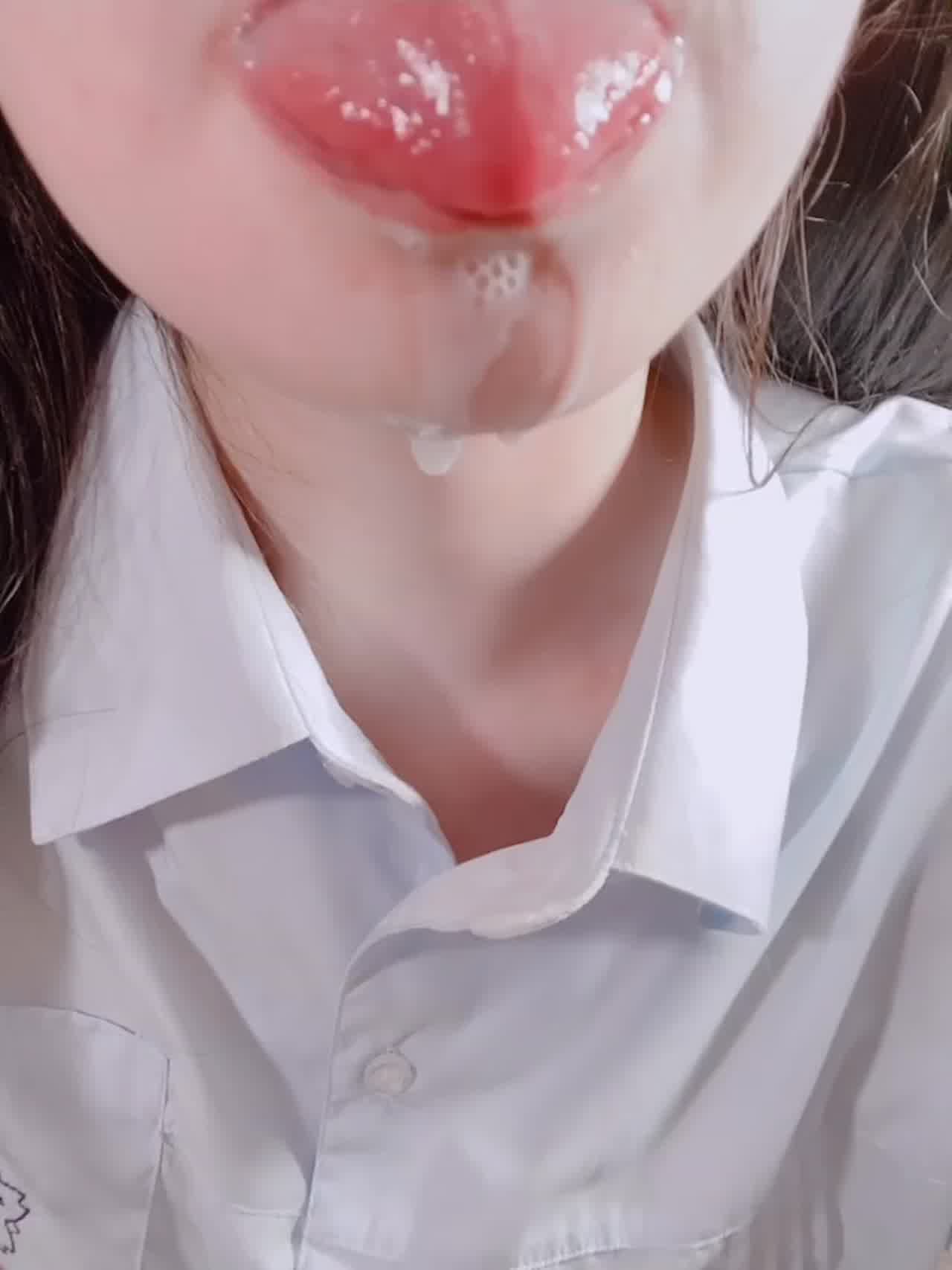  原创 学妹吃假鸡巴到口水直流 的剧照8