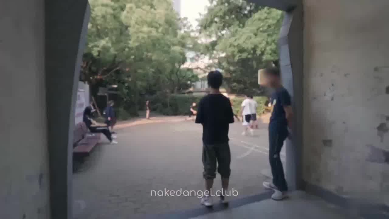  北京天使『XIZI』全裸园林阶梯教室极限露出 的剧照6