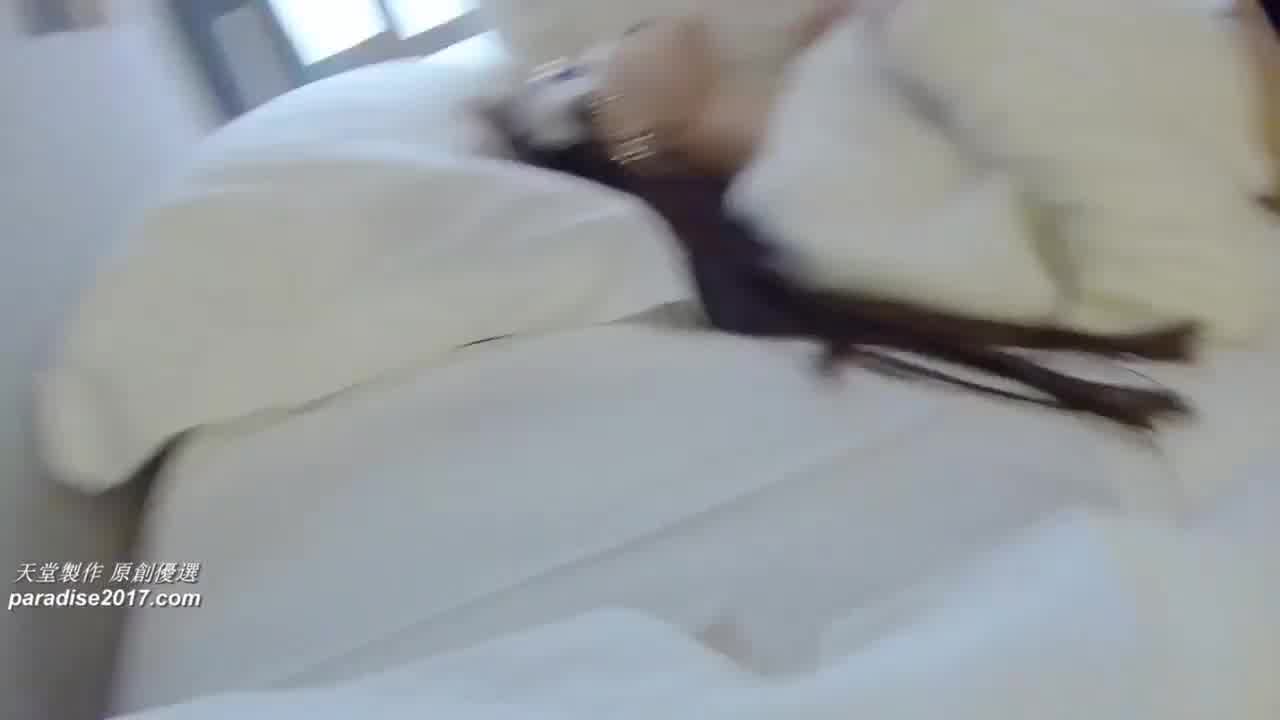  91天堂系列巨制-99网红极品嫩模 贴在落地窗上被后入俯瞰夜景 的剧照3