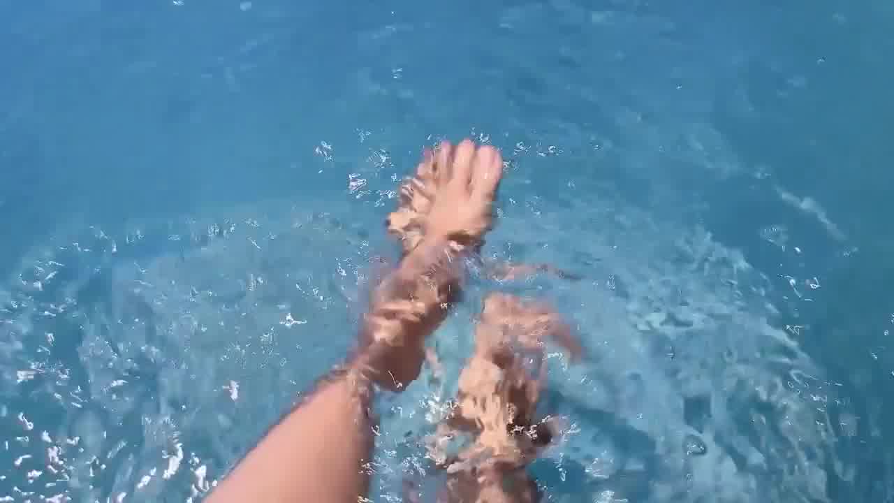  daisybaby 泳池大奶妹带回房间无套颜射！ 的剧照7