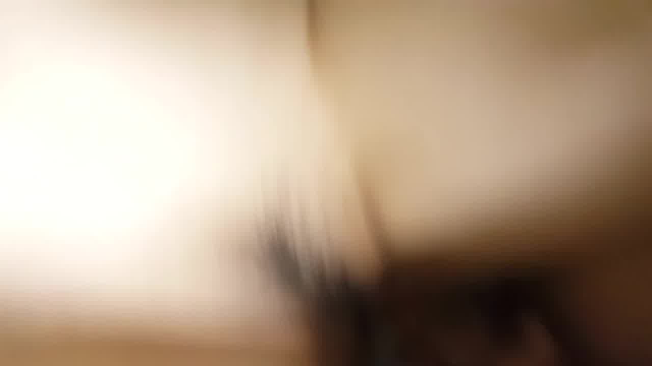  【亚洲女吸食记】美女被猥琐男灌醉想要睡觉被强行插嘴口交 的剧照7