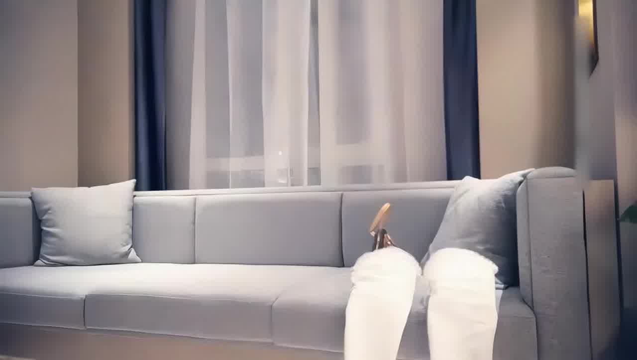  时尚姐姐脱掉后也是只母狗 的剧照8