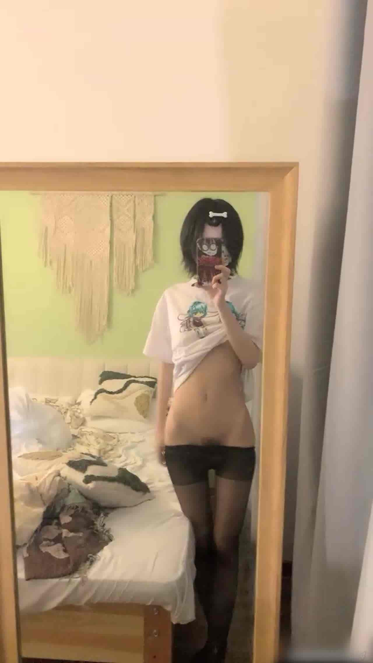  短发美女用自慰棒爽的不要不要 的剧照4