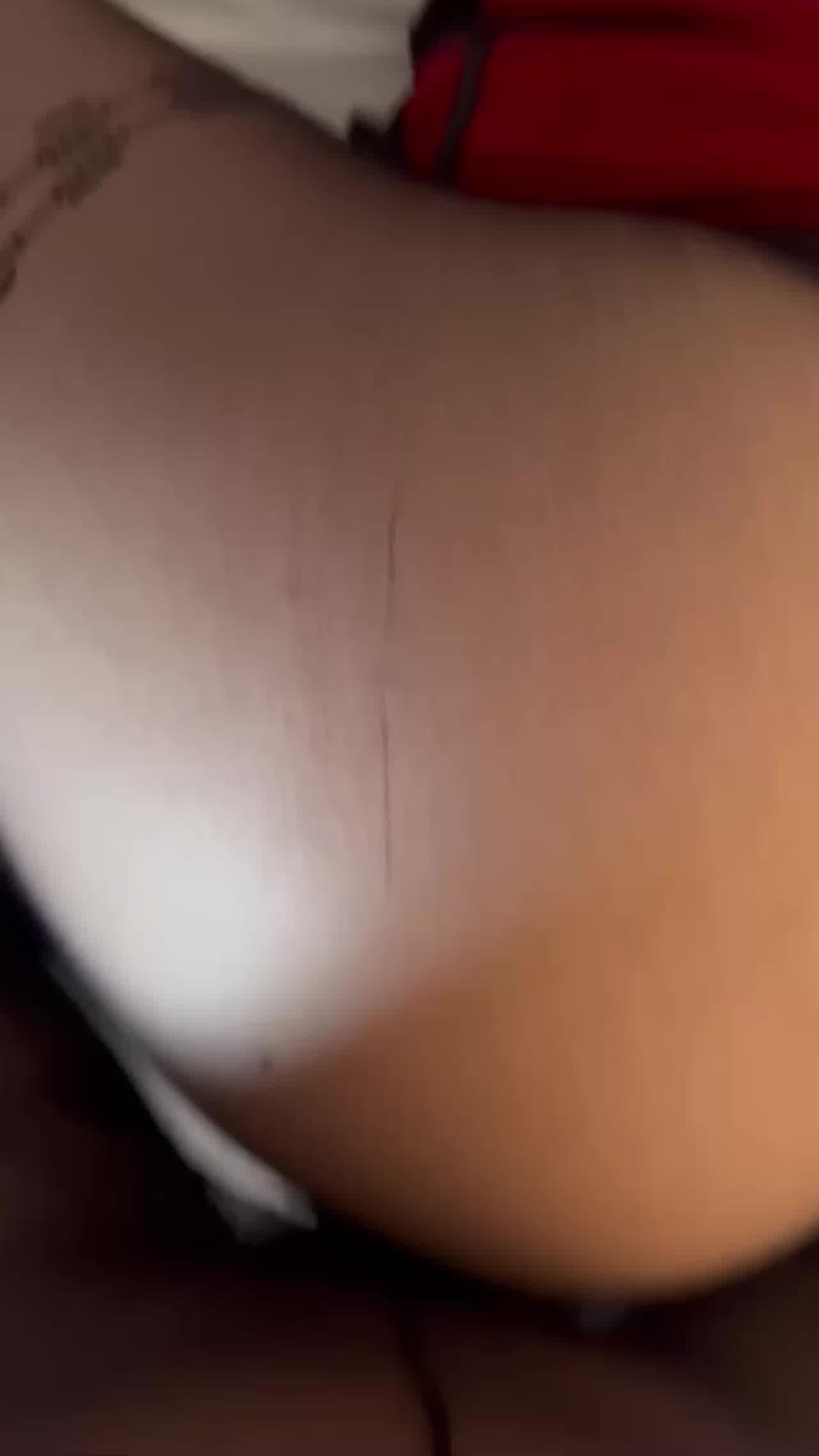  爆肏盯射博主_插的人还穿着丝袜_这是什么变态 的剧照7