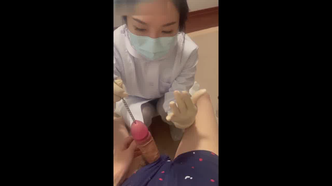  尿道按摩！护士小姐姐 按摩马眼体验 的剧照8