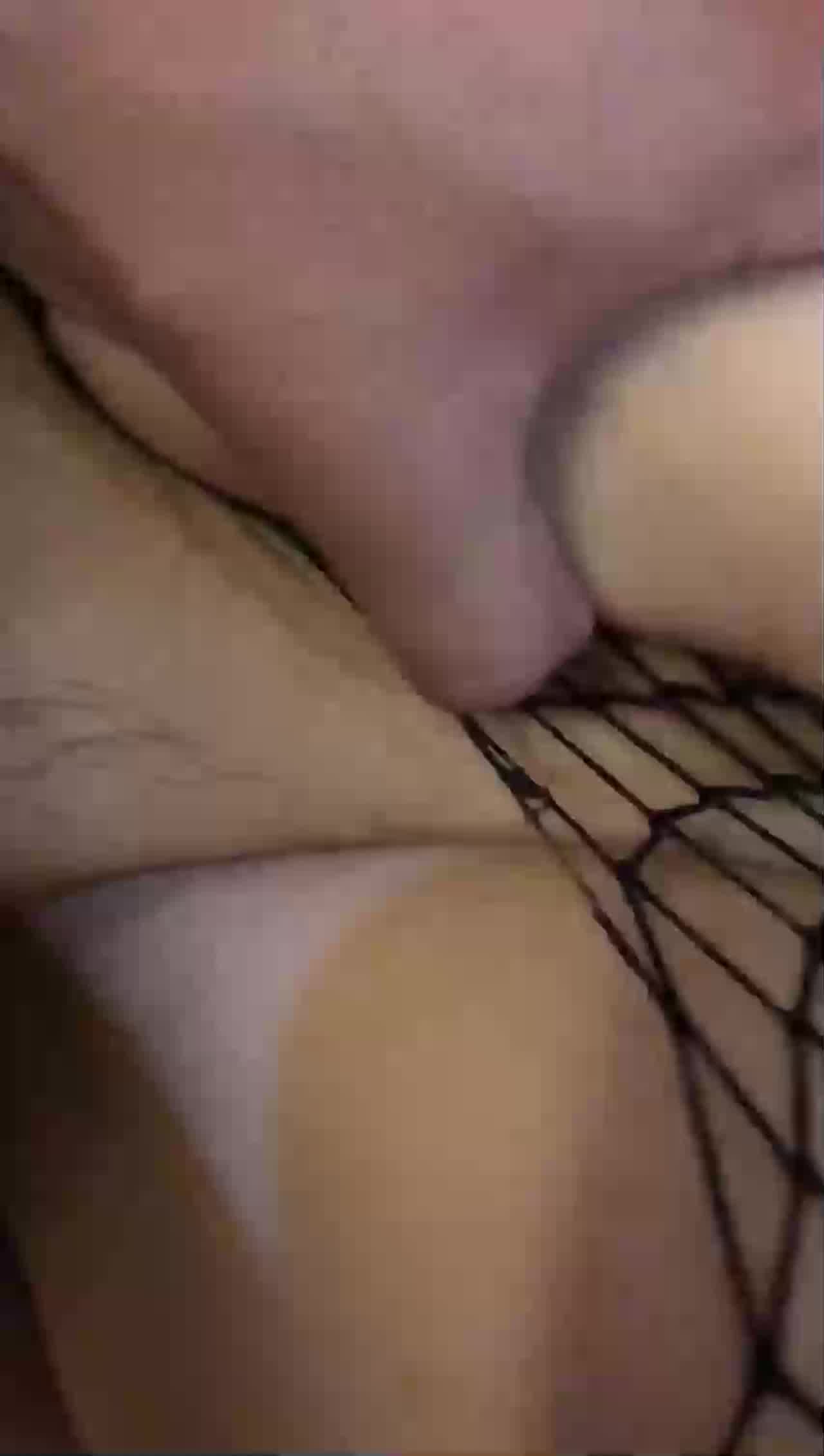  和阿姨感情深了，做爱拿手机记录下来，’你别录脸啊，哼‘，有点小反抗，’别录了‘，’我们自己看好啦‘！ 的剧照10