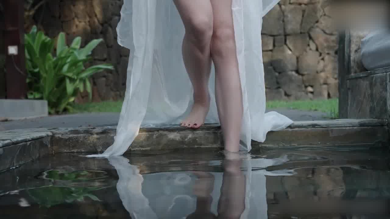  HongKongDoll 「晨钟 暮鼓 贰」清纯正妹泡冷泉展现好身材 的剧照3