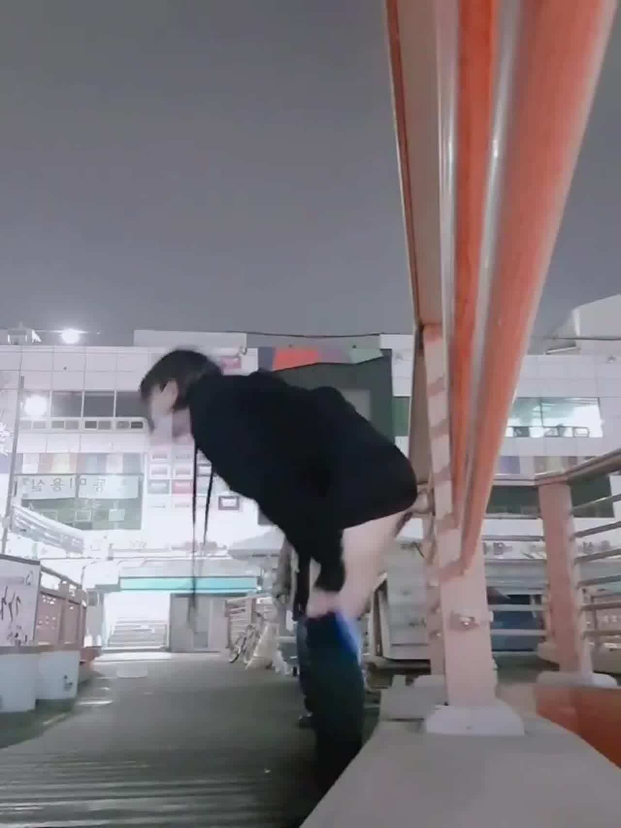  被发现了 韩国小妹野外玩棒 的剧照5