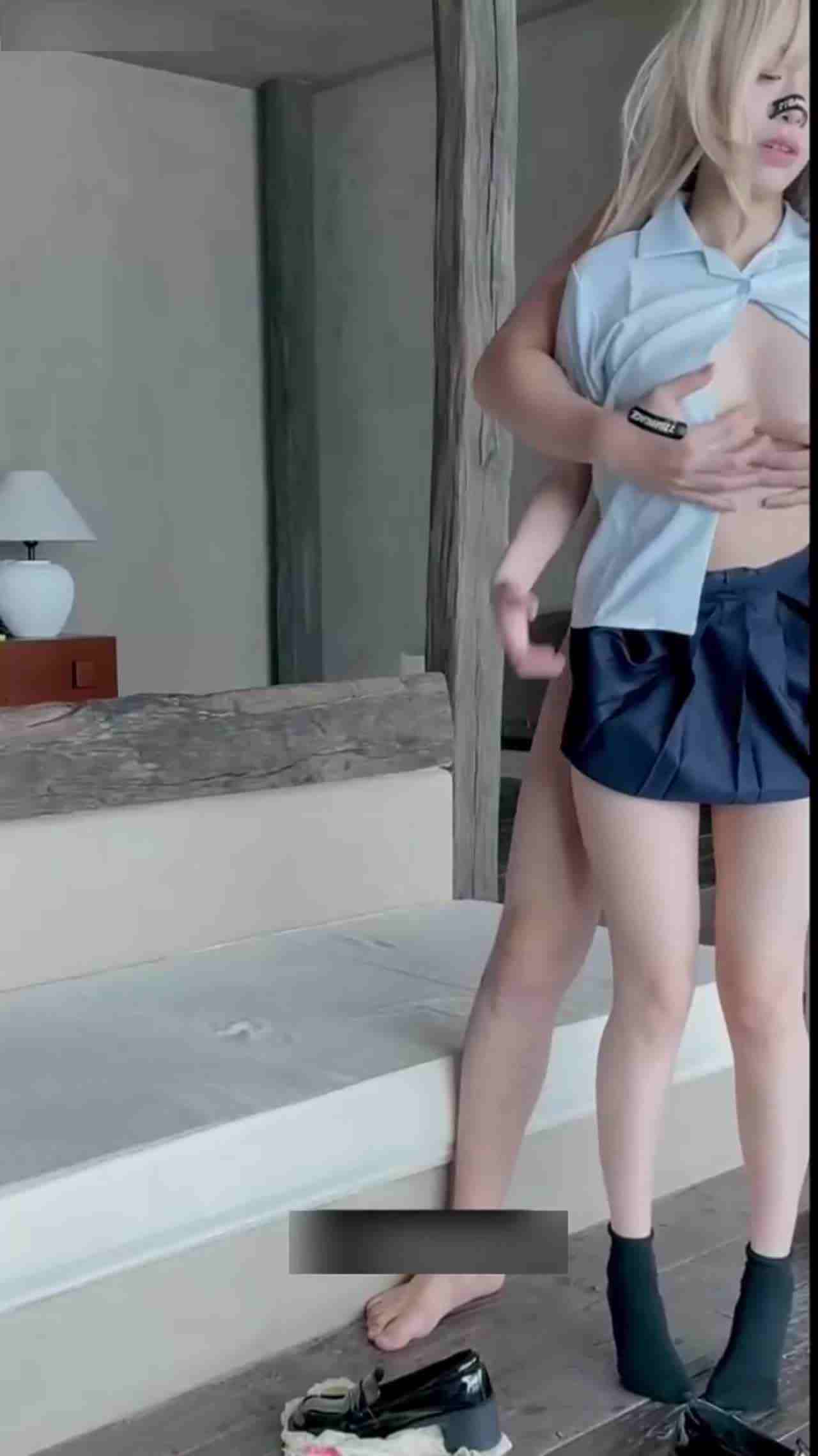  【超级萝莉】开发00后学妹的奴性，嫩穴淫荡小母狗被踩头后入猛草，无套爆贪狠狠猛插内射！ 的剧照7