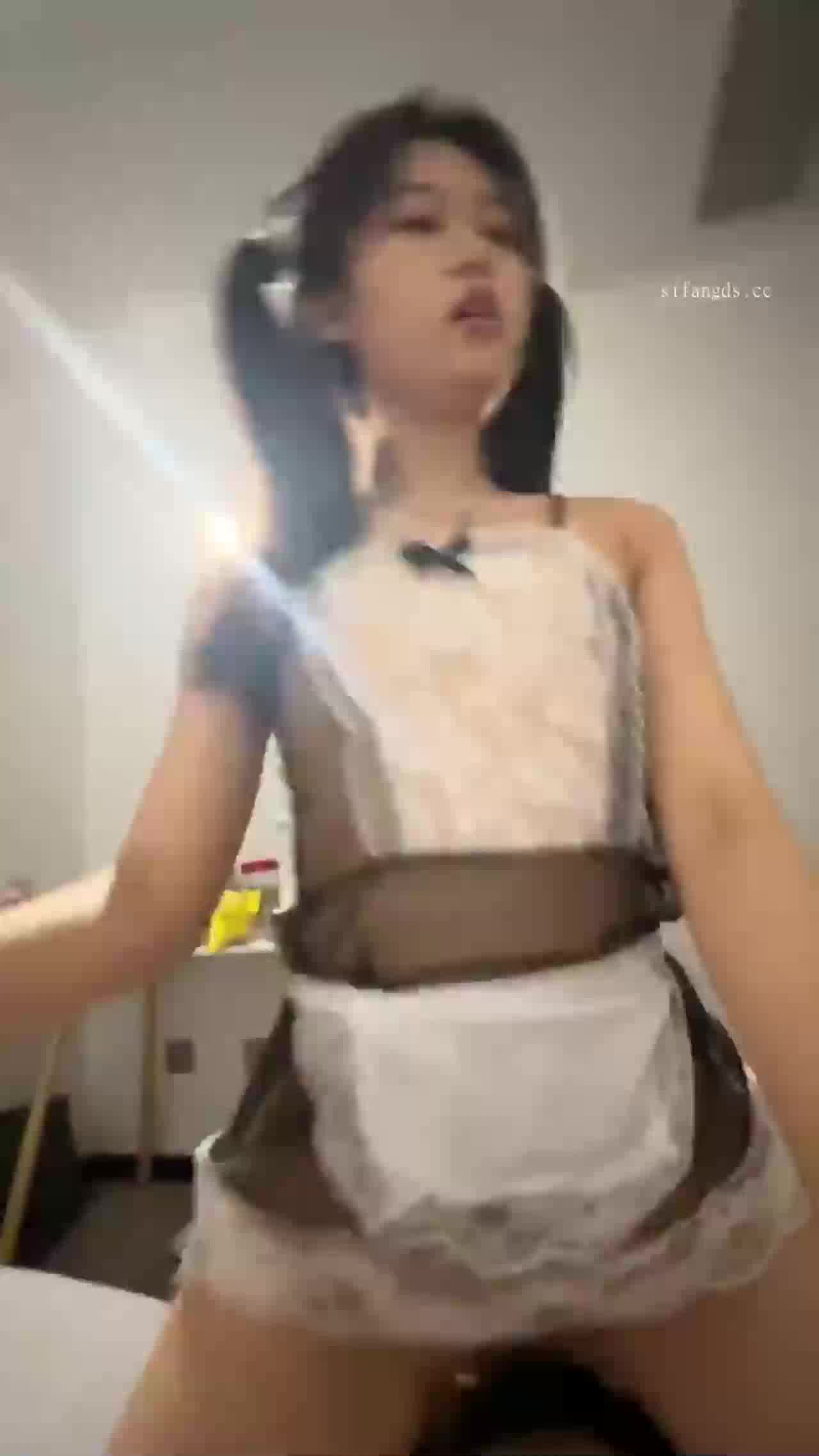  骚货女友身穿女仆装帮双马尾，好清纯 的剧照8