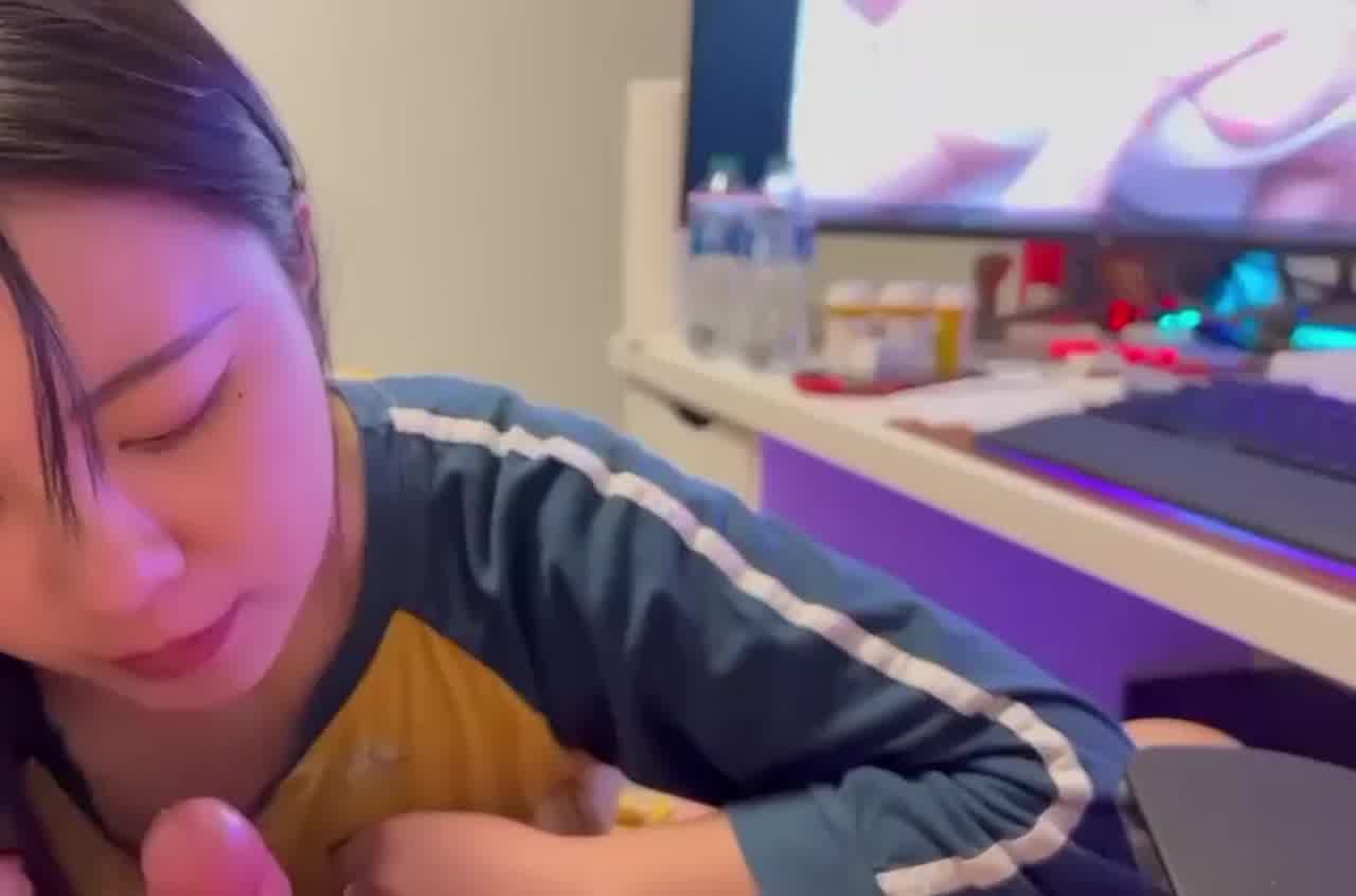  看着av被女友吃鸡吧的快感 的剧照2