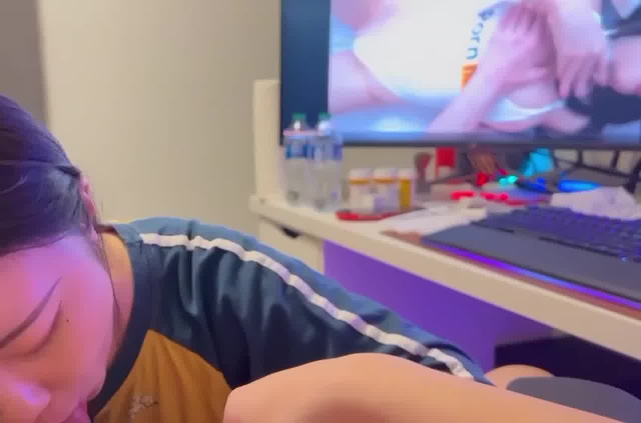  看着av被女友吃鸡吧的快感 的剧照10