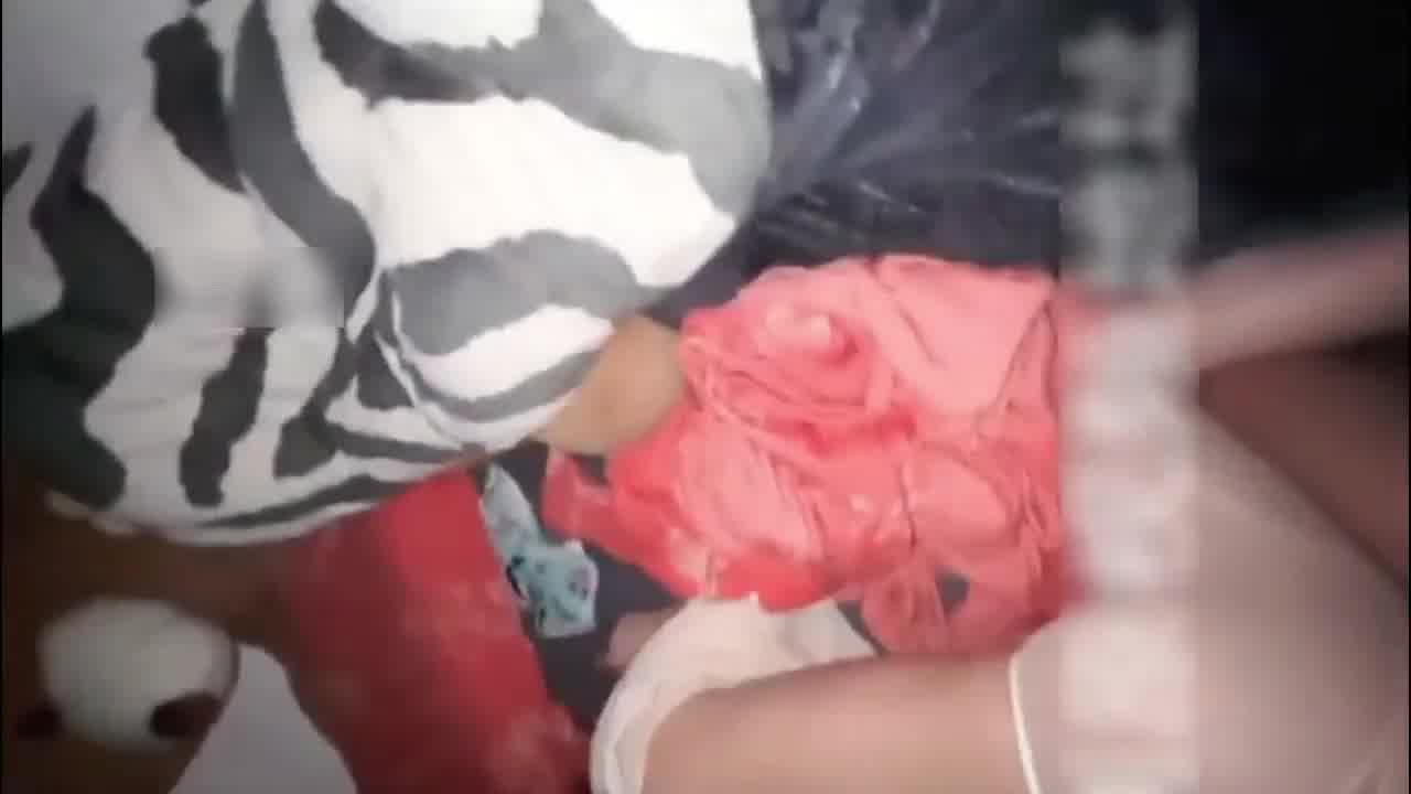  【富二代大神】调教02年极品反差婊，淫语羞辱，扣菊拎起，猛插狂顶，高潮抽搐颤抖，丝袜都被操烂，太残暴 的剧照5