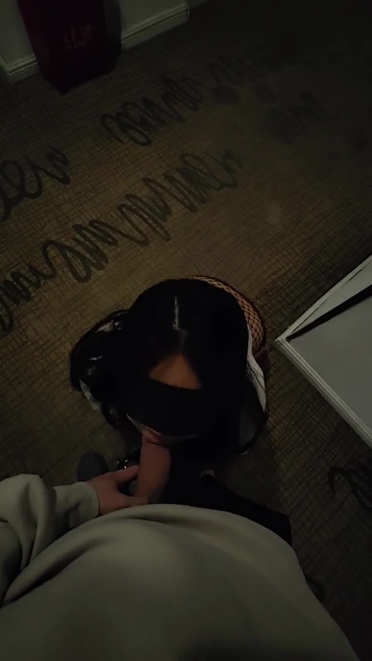  腿精人妻网袜跪地当狗被调教 的剧照2