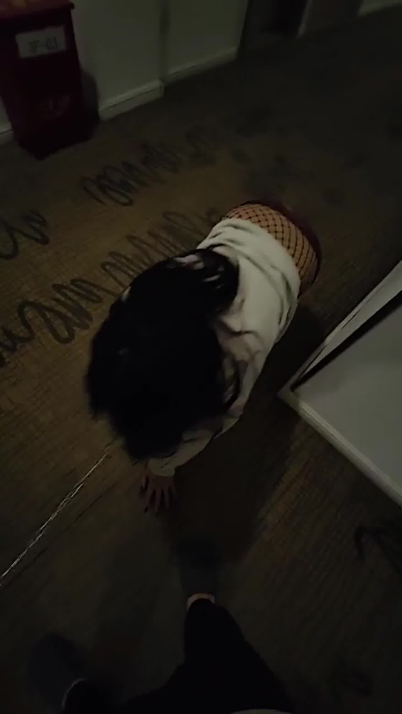  腿精人妻网袜跪地当狗被调教 的剧照10