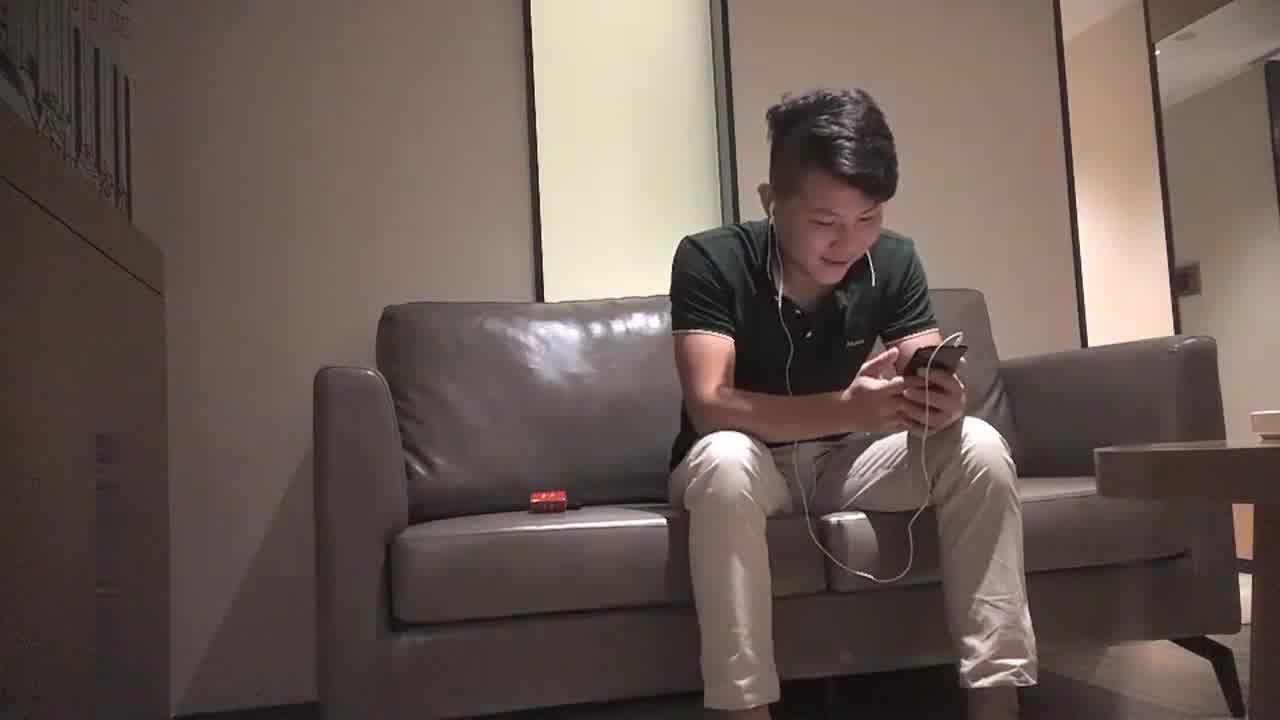  91大神【探花】，性感长腿少妇，穿上开裆黑丝袜搔首弄姿 的剧照5