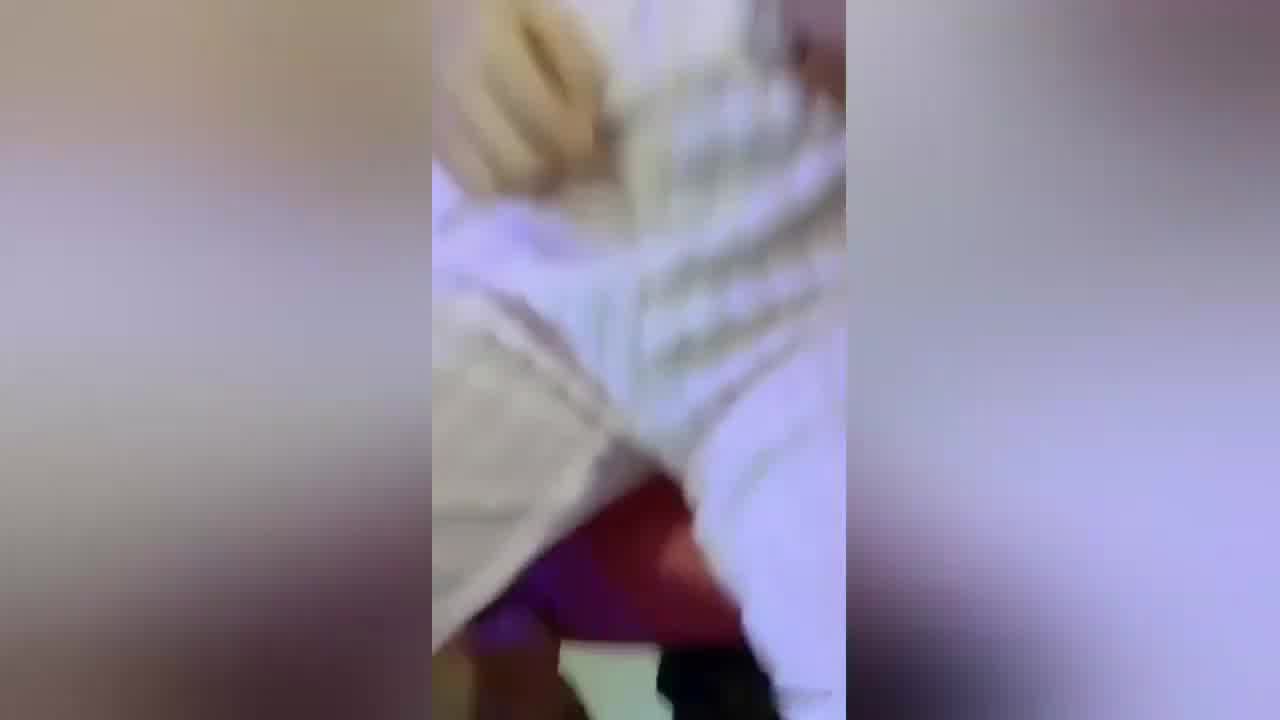  18岁清纯妹妹不胜酒力，男同事家喝醉被硬上 的剧照8