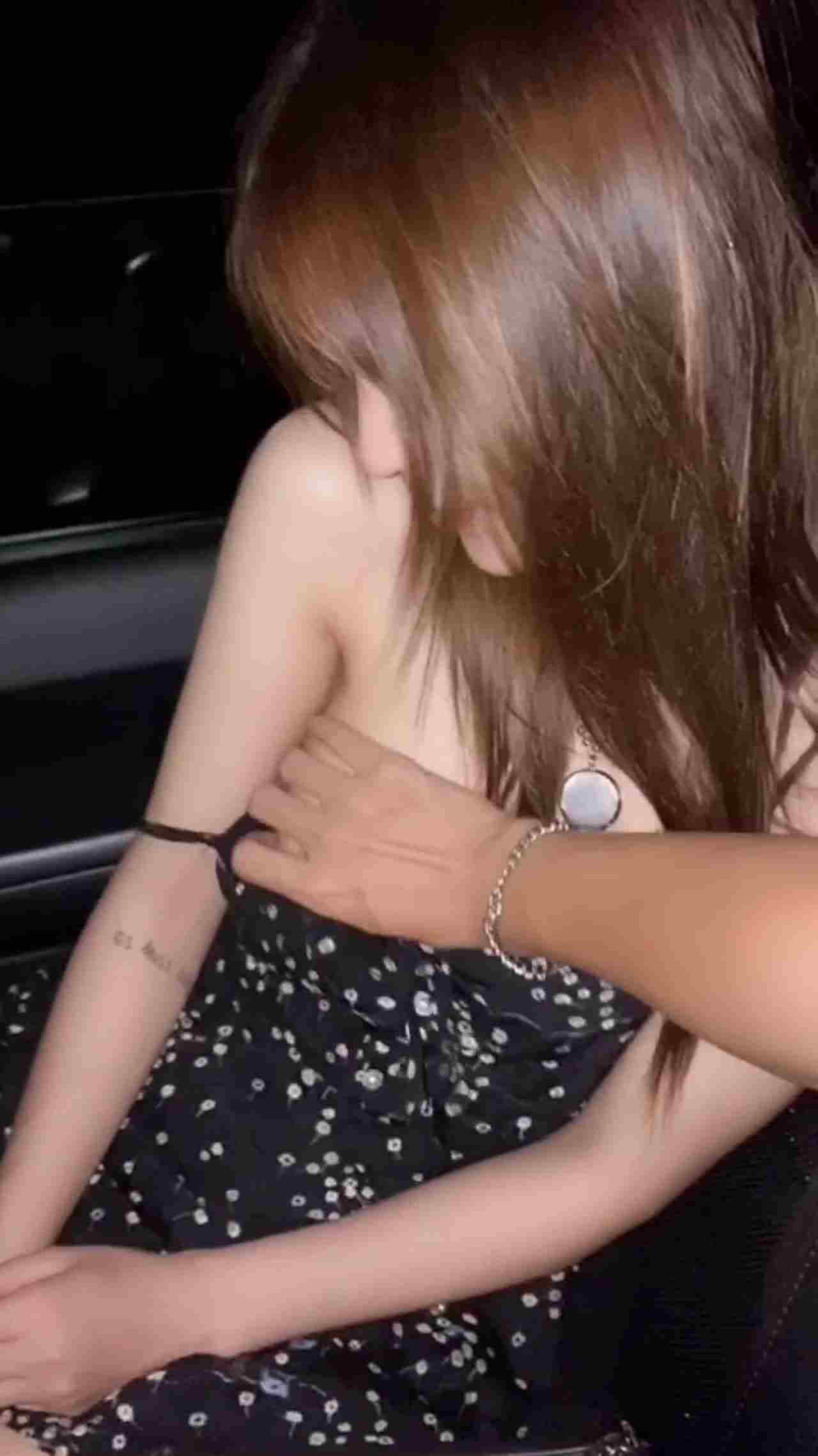  小蓝 美女喝醉了的样子有够痴 车上自慰摆出淫荡脸 的剧照3