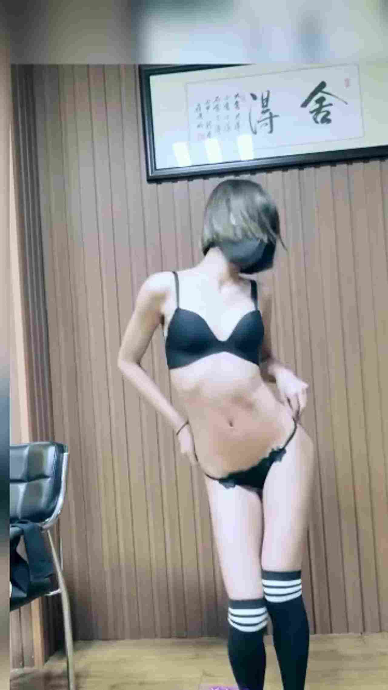  抖音网红舍得妹钰儿极品苗条身材，脱衣全裸抖音劲歌热舞6 的剧照3