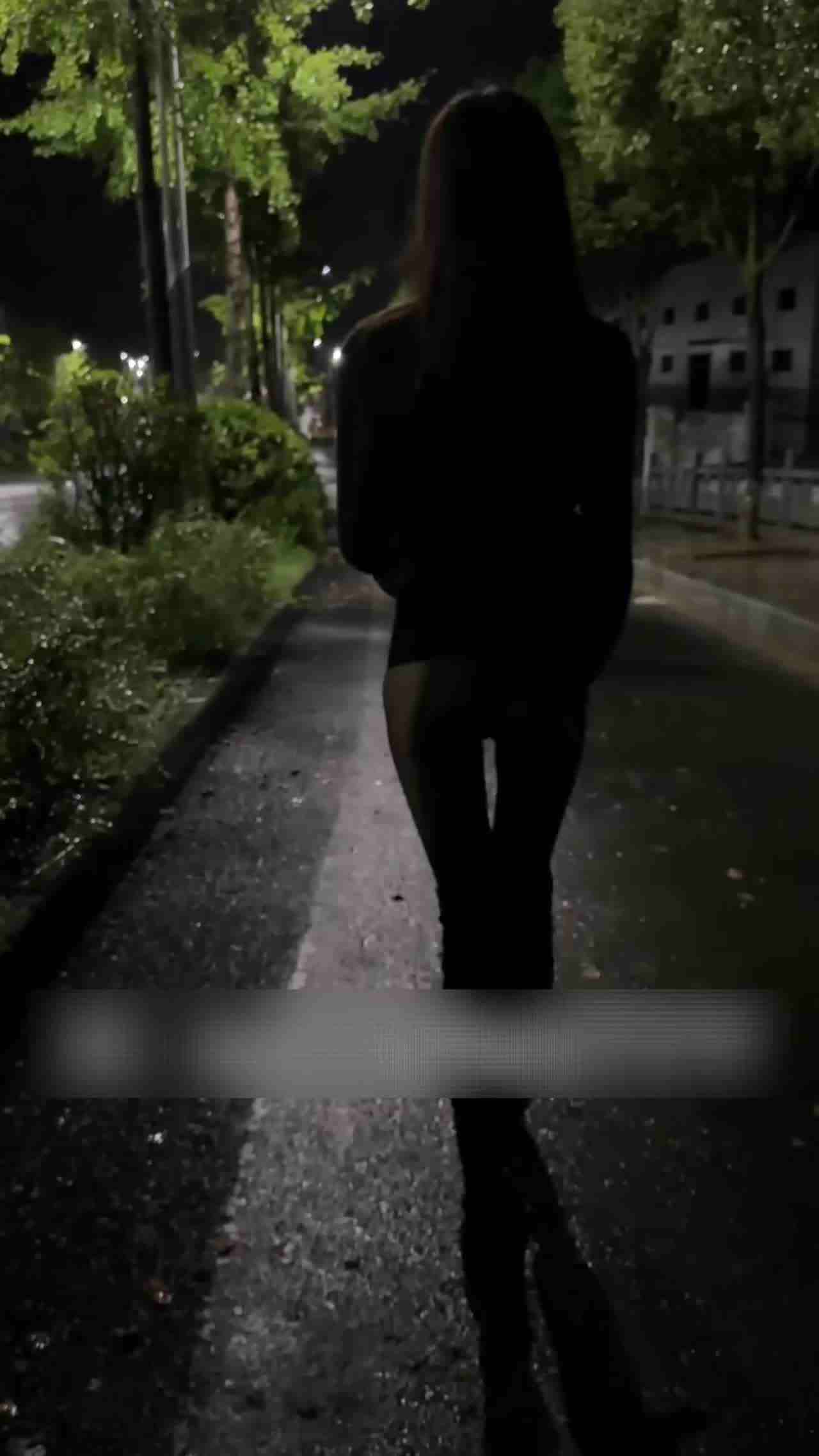  不穿内裤夜走 的剧照7