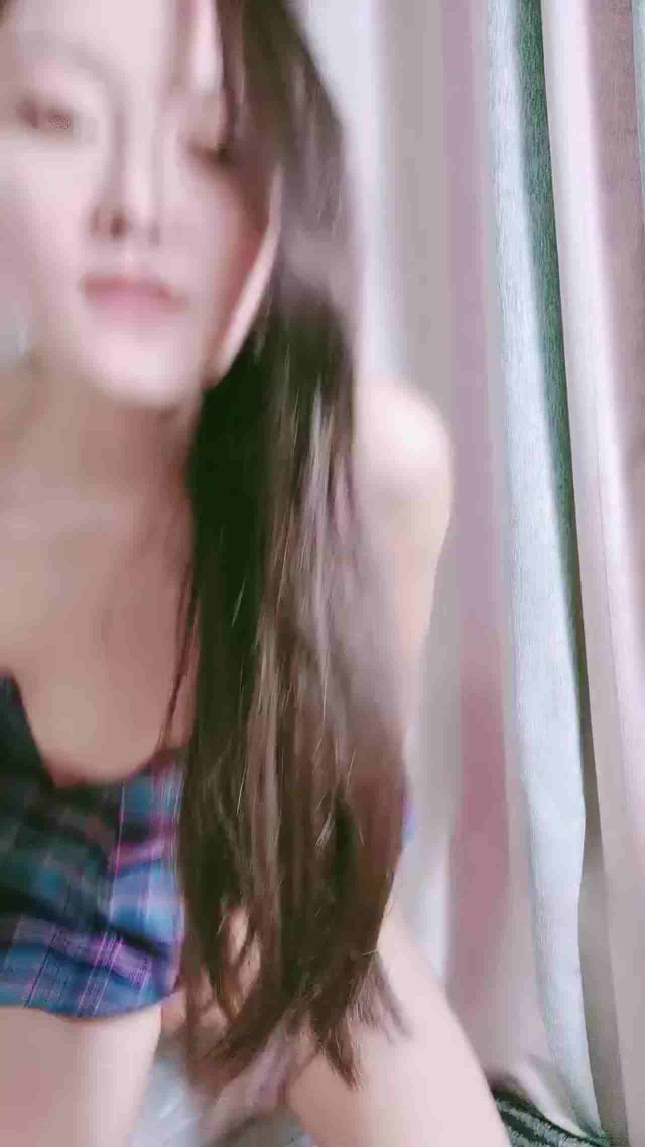  气质主播小姐姐自摸吃鸡巴 的剧照2