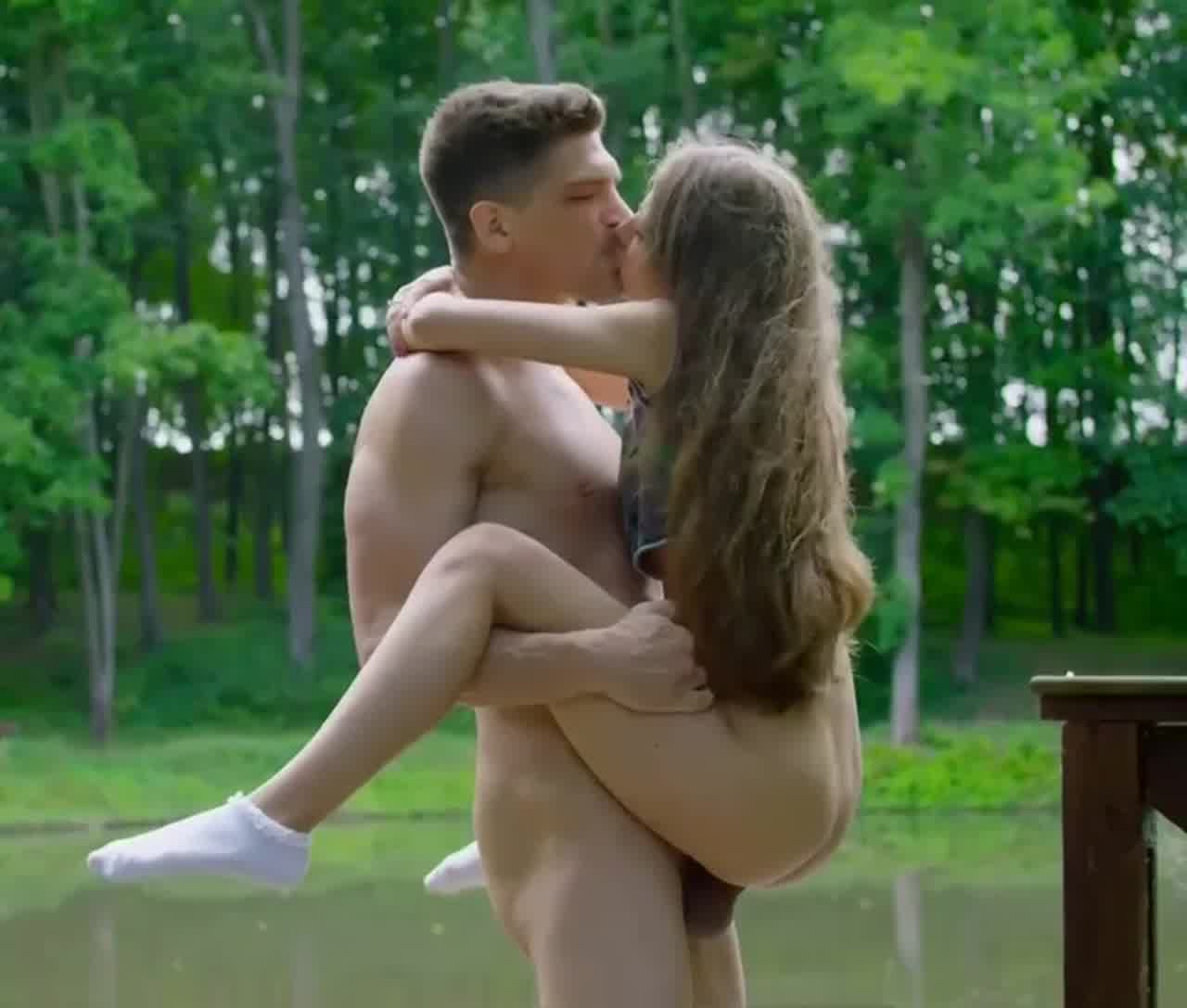  巨棒男奋力捅进软妹纸的逼 的剧照6