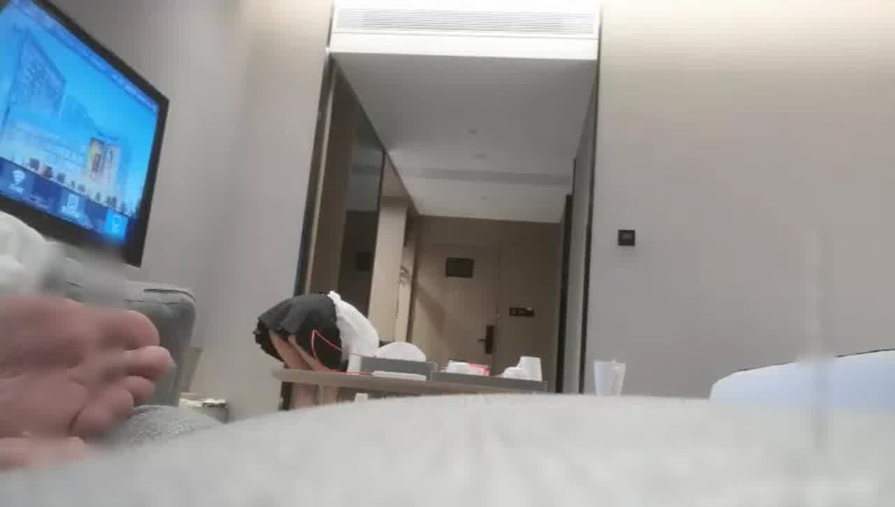  苗条小妹妹缺钱吗？两腿开开我帮你附学贷 的剧照8