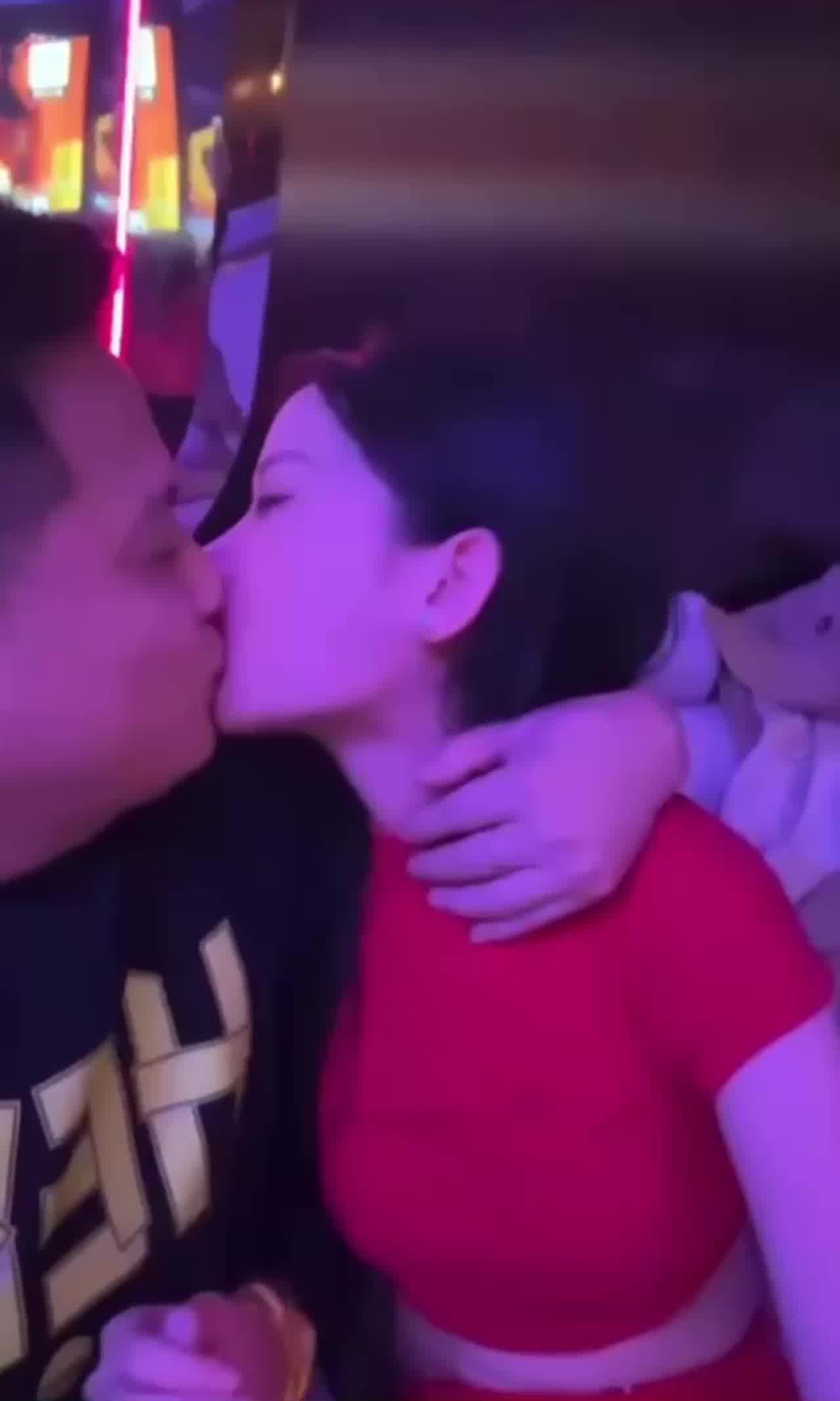  高端商k陪酒小姐唱歌好听 床上更好听 的剧照6