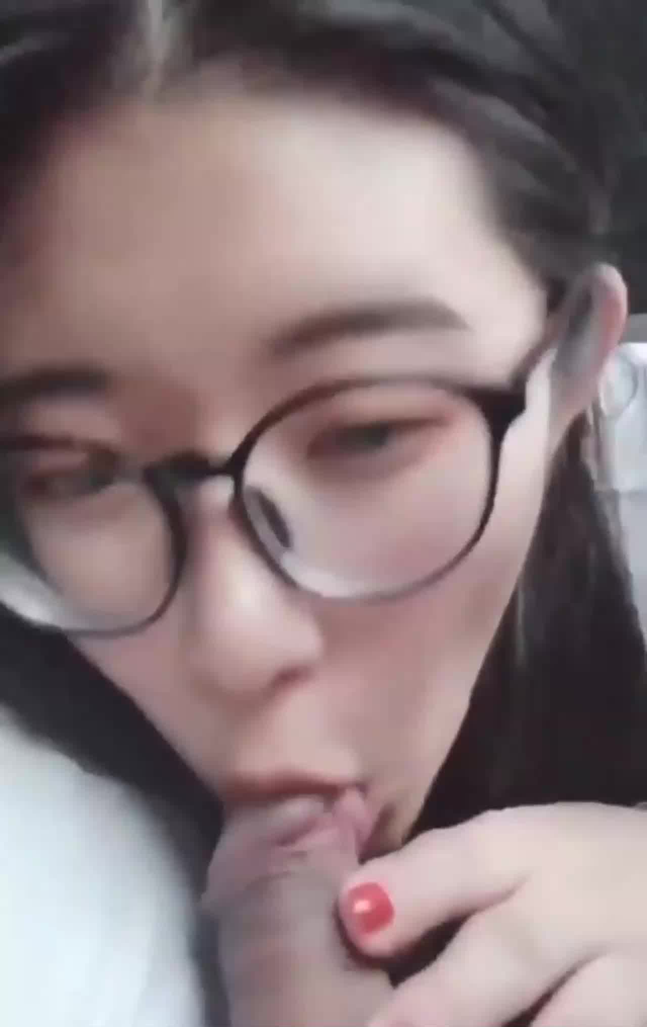  今天车内给小哥哥口交的很刺激哦 的剧照10