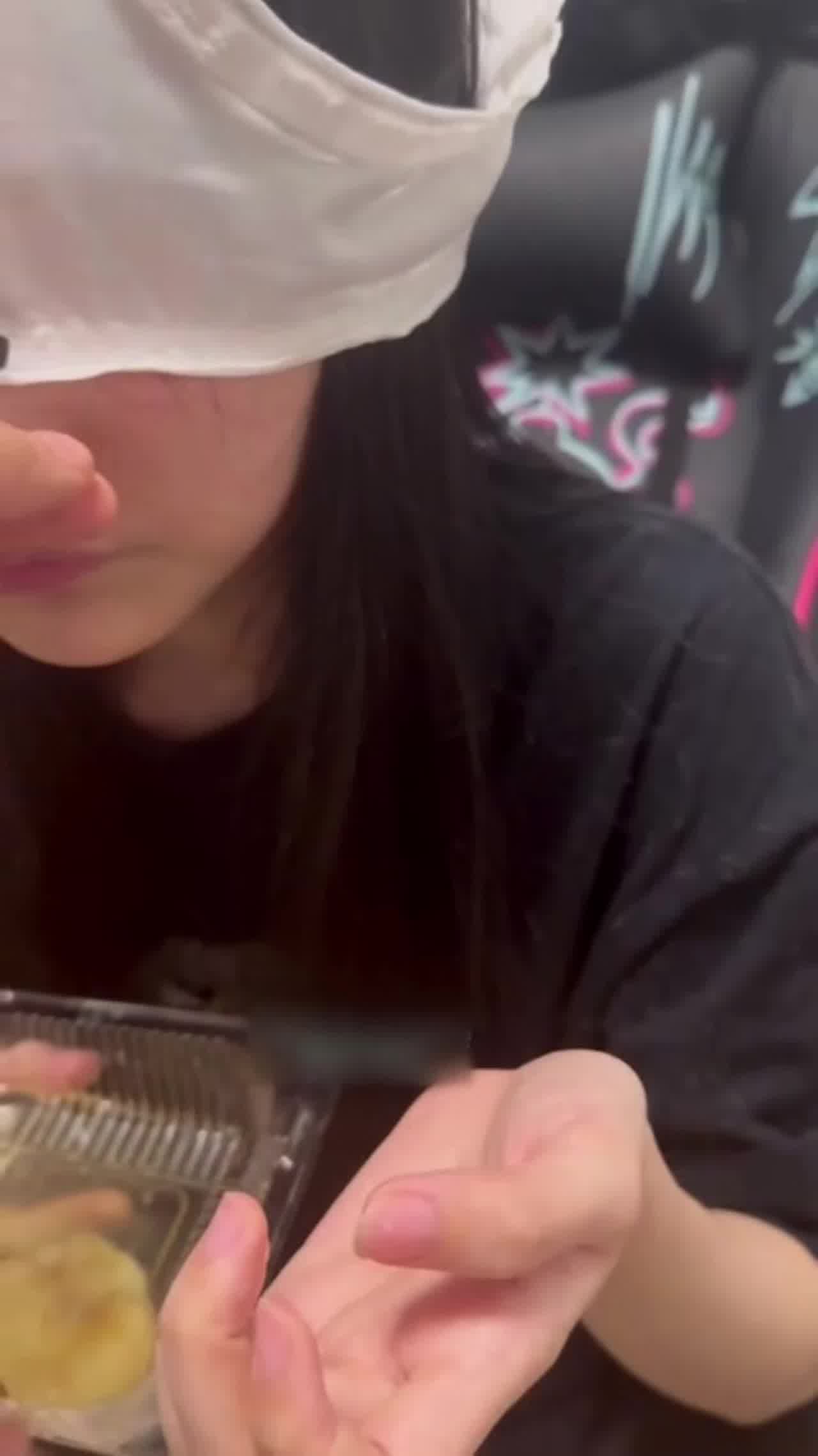  【主人超你射精液，你拿精液做美食】调教母狗圣水精液泡食物，颜射拉丝，精液盛宴带着食物细细品尝！ 的剧照4