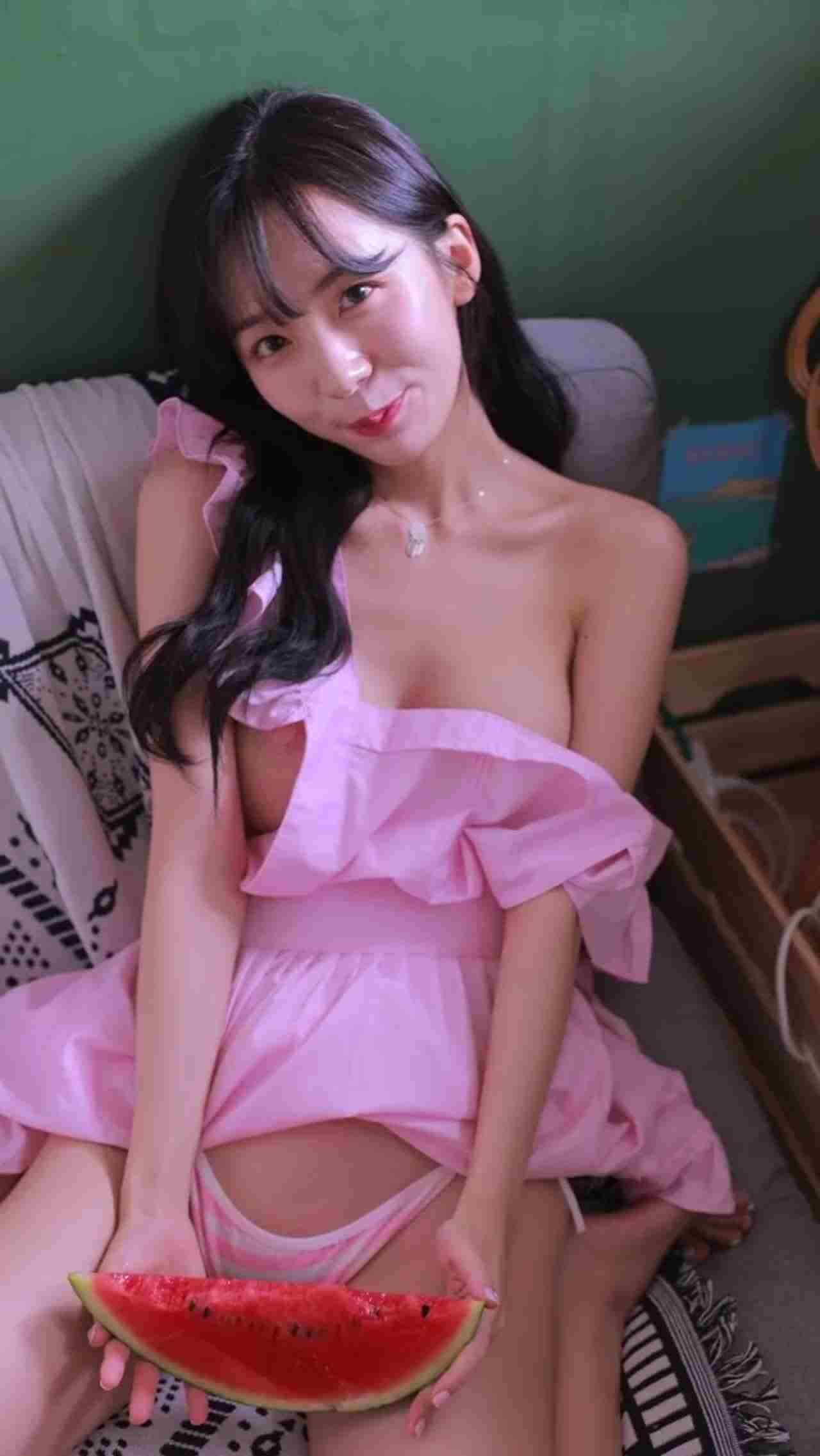  前方核能！极萌yoona吃西瓜超诱人 的剧照2