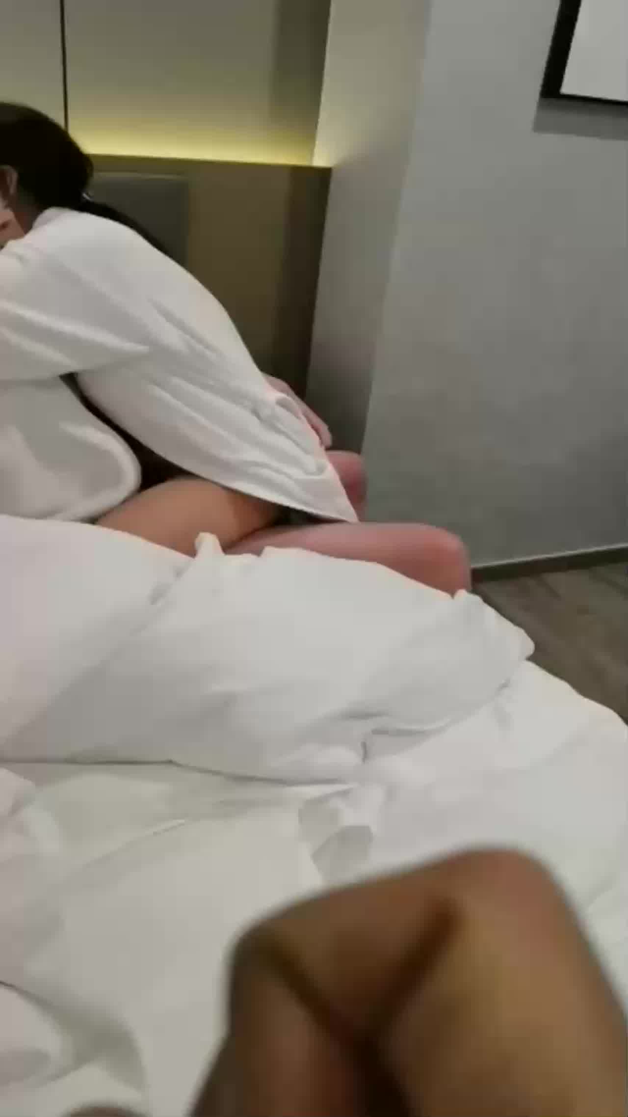  夫妻约四眼单男，蛮有力气的，从浴室抱着肏一直滚到床上，猛烈的绿帽气息！ 的剧照9