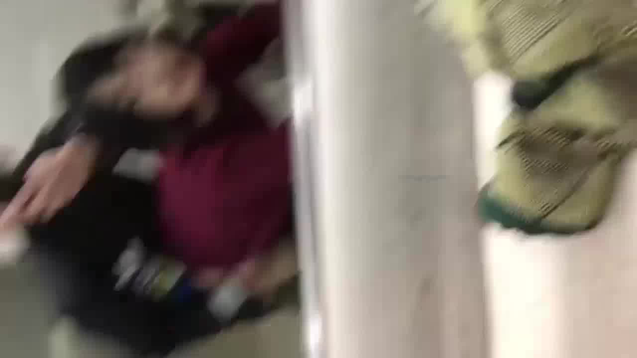  对着镜子后入狂插漂亮女友，让她自己看看自己屈服的样子 的剧照2