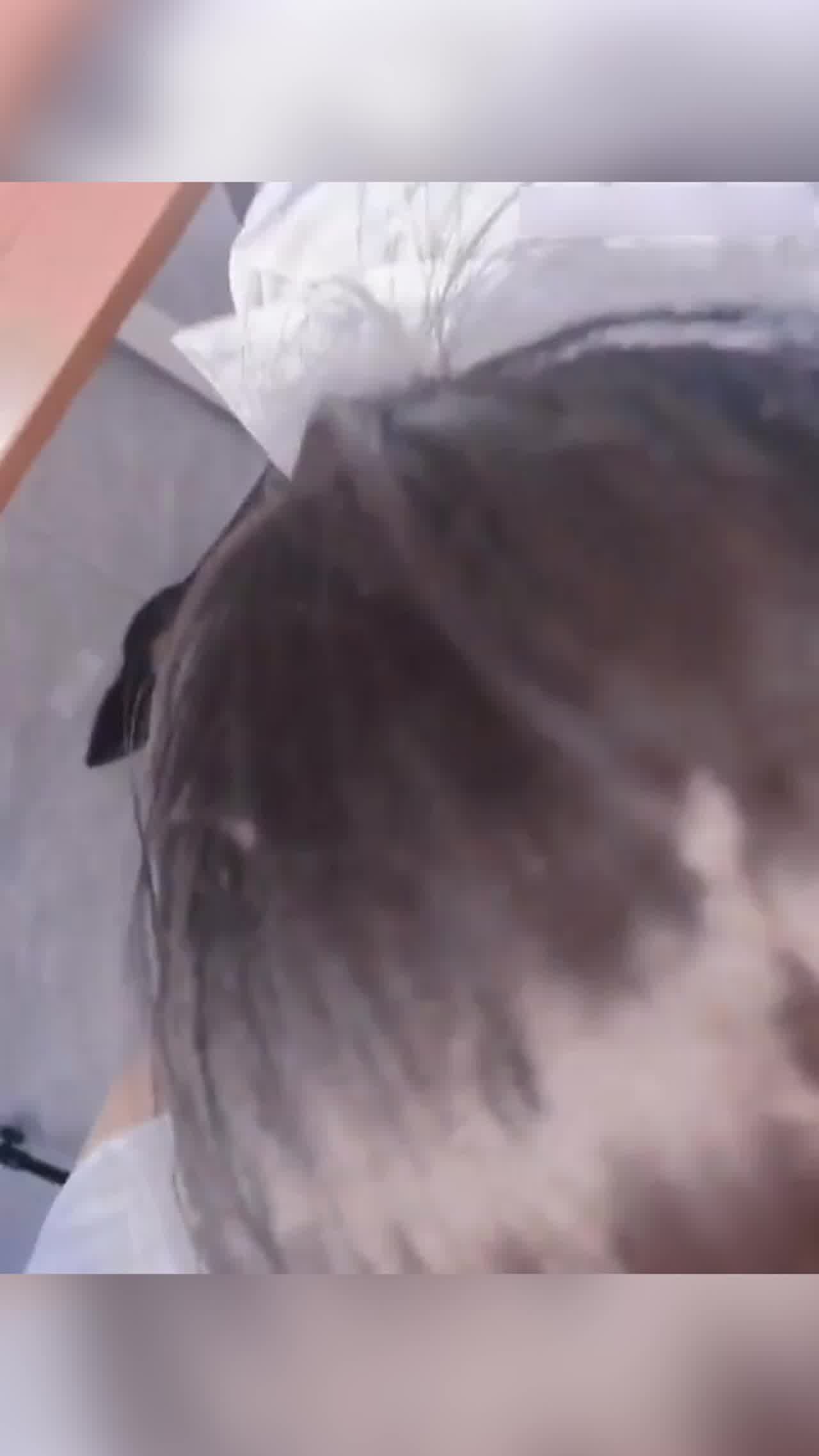  正上班呢淫荡的小秘书主动爬到办公桌下面偷吃大鸡巴，小骚货办公室里想淫叫又不敢叫太刺激了 的剧照1