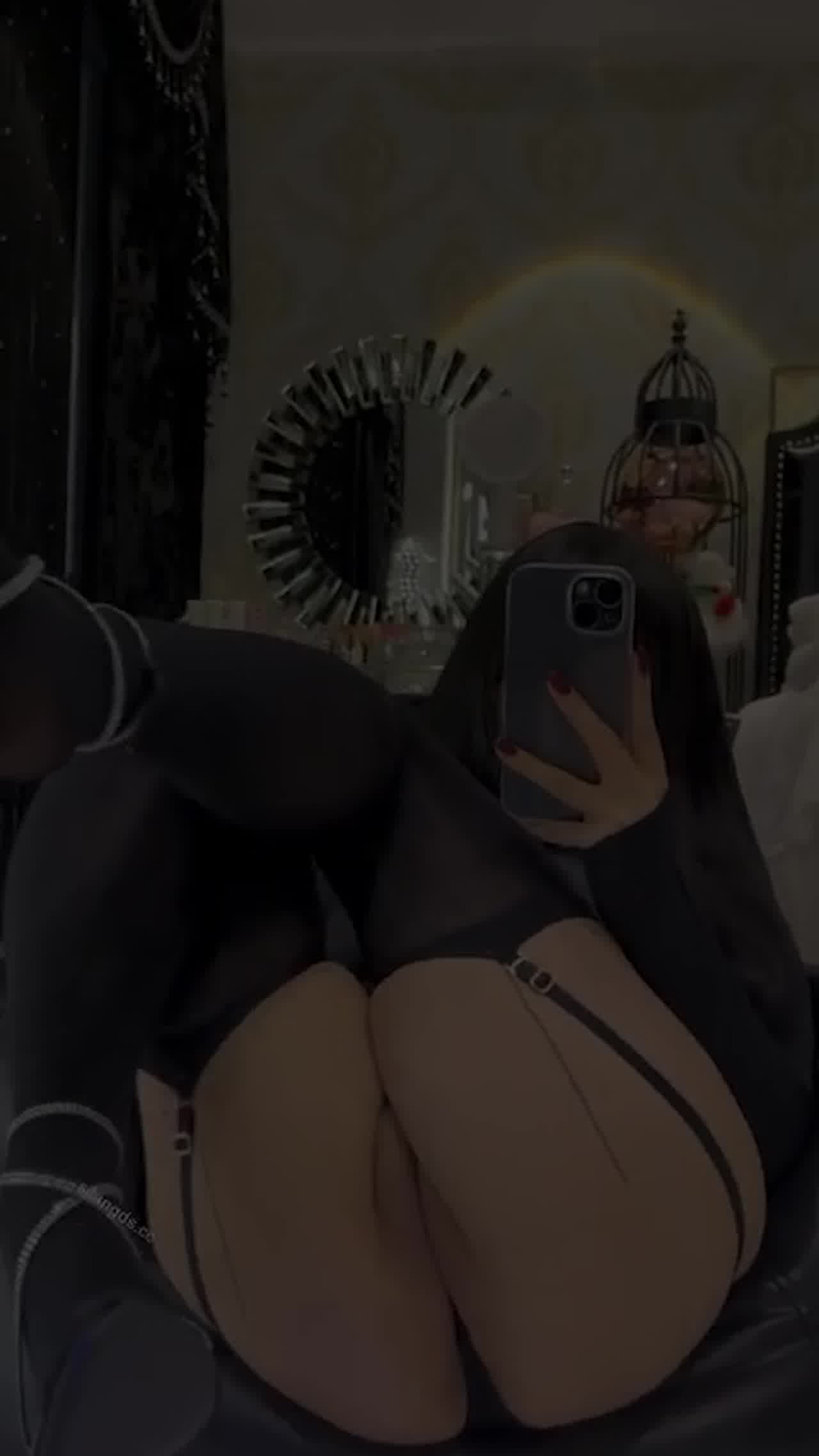  反差老师私下爱COS秀美腿 的剧照10