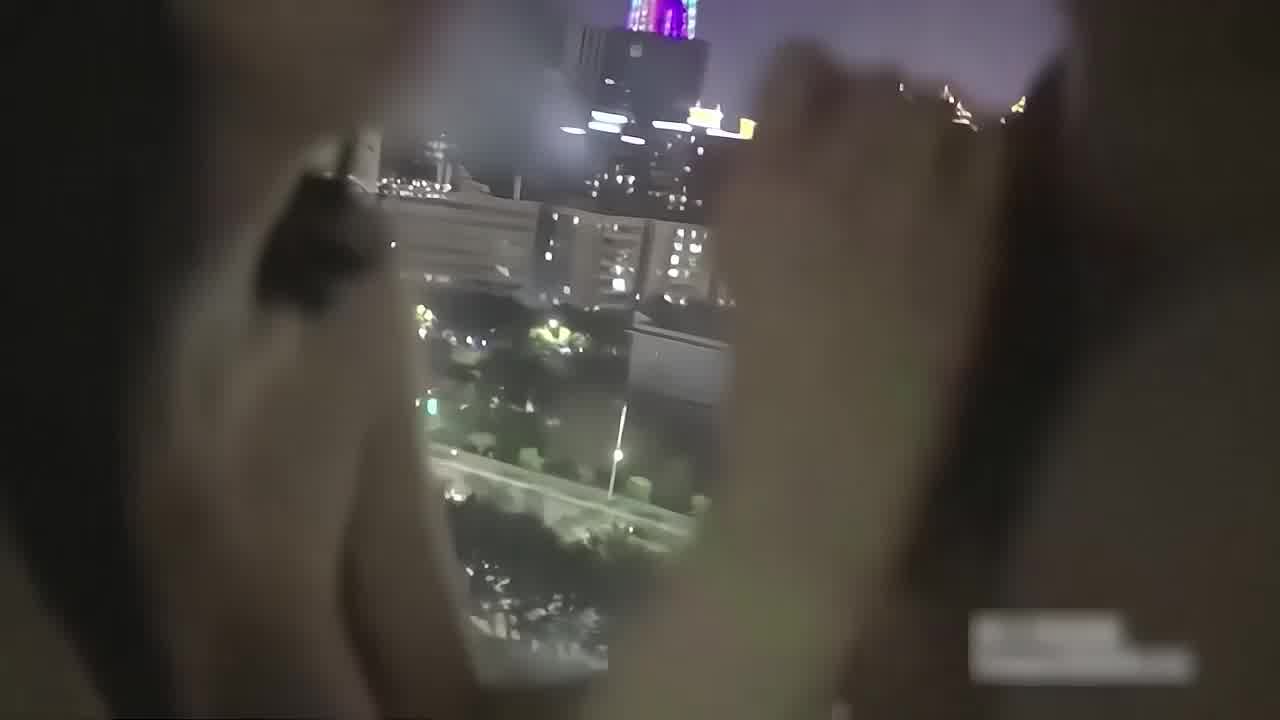  云泄密极品胸膜被老板玩弄，落地窗广州小蛮腰 的剧照4