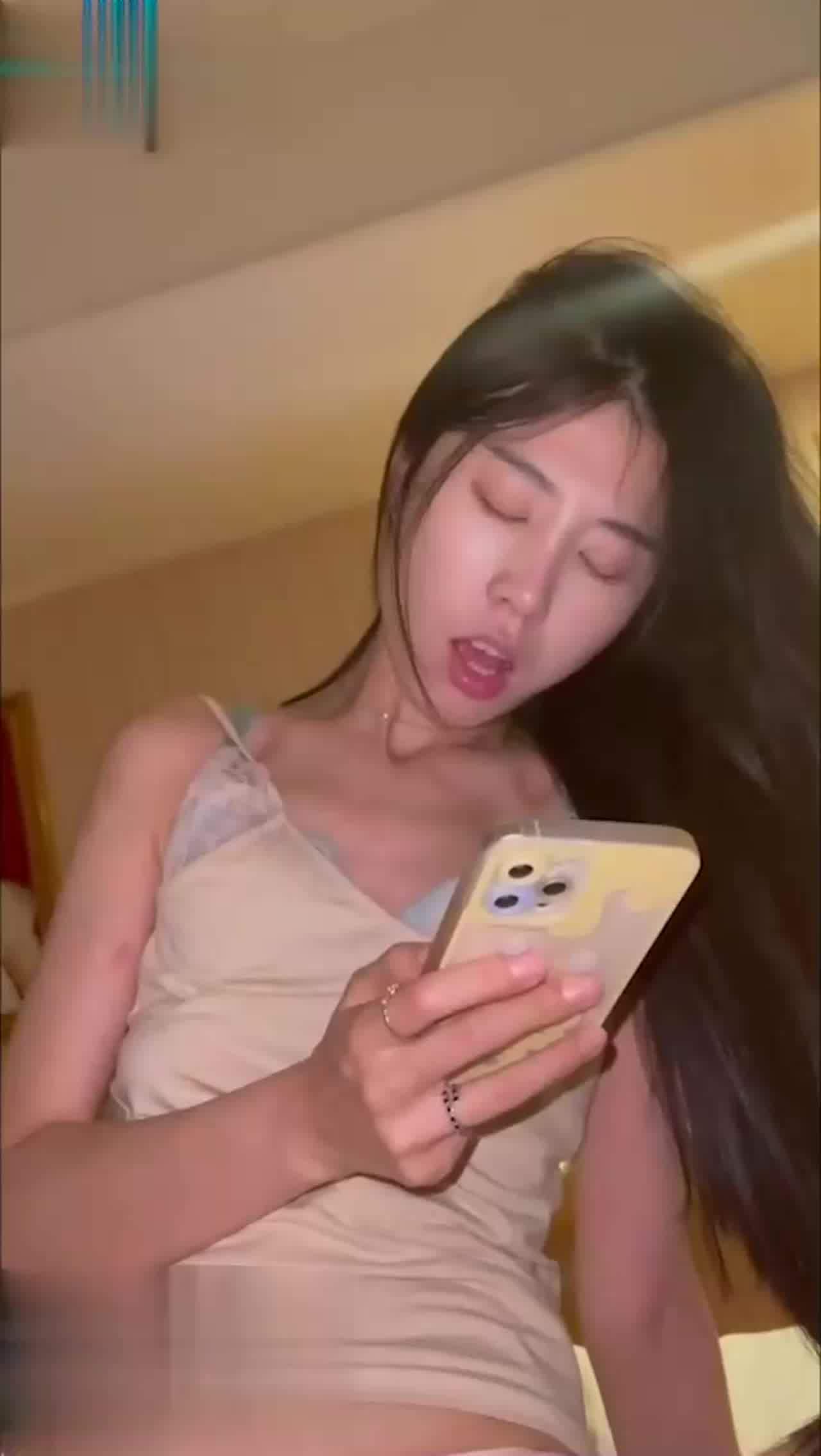  淄博网红婚后出轨做爱视频被爆，叫声超嫩，表情很销魂，老公绿到家了 的剧照5