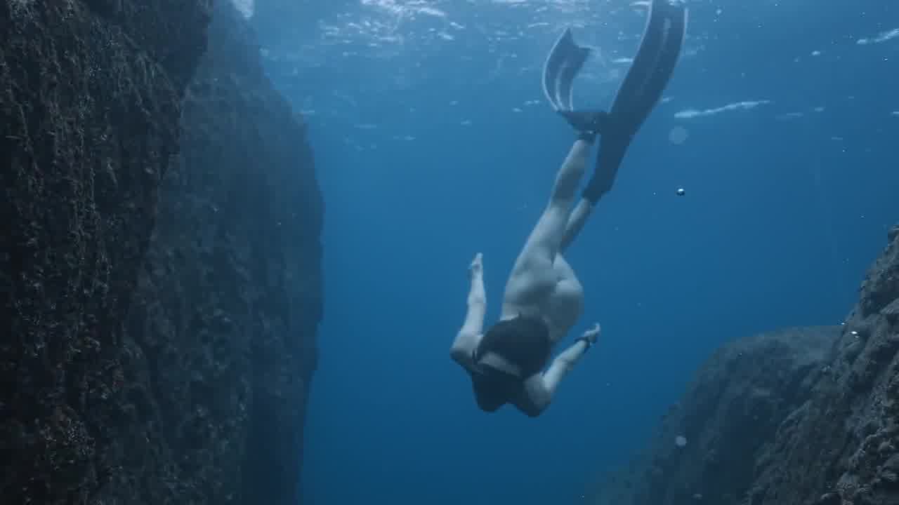  裸体美人鱼 的剧照2