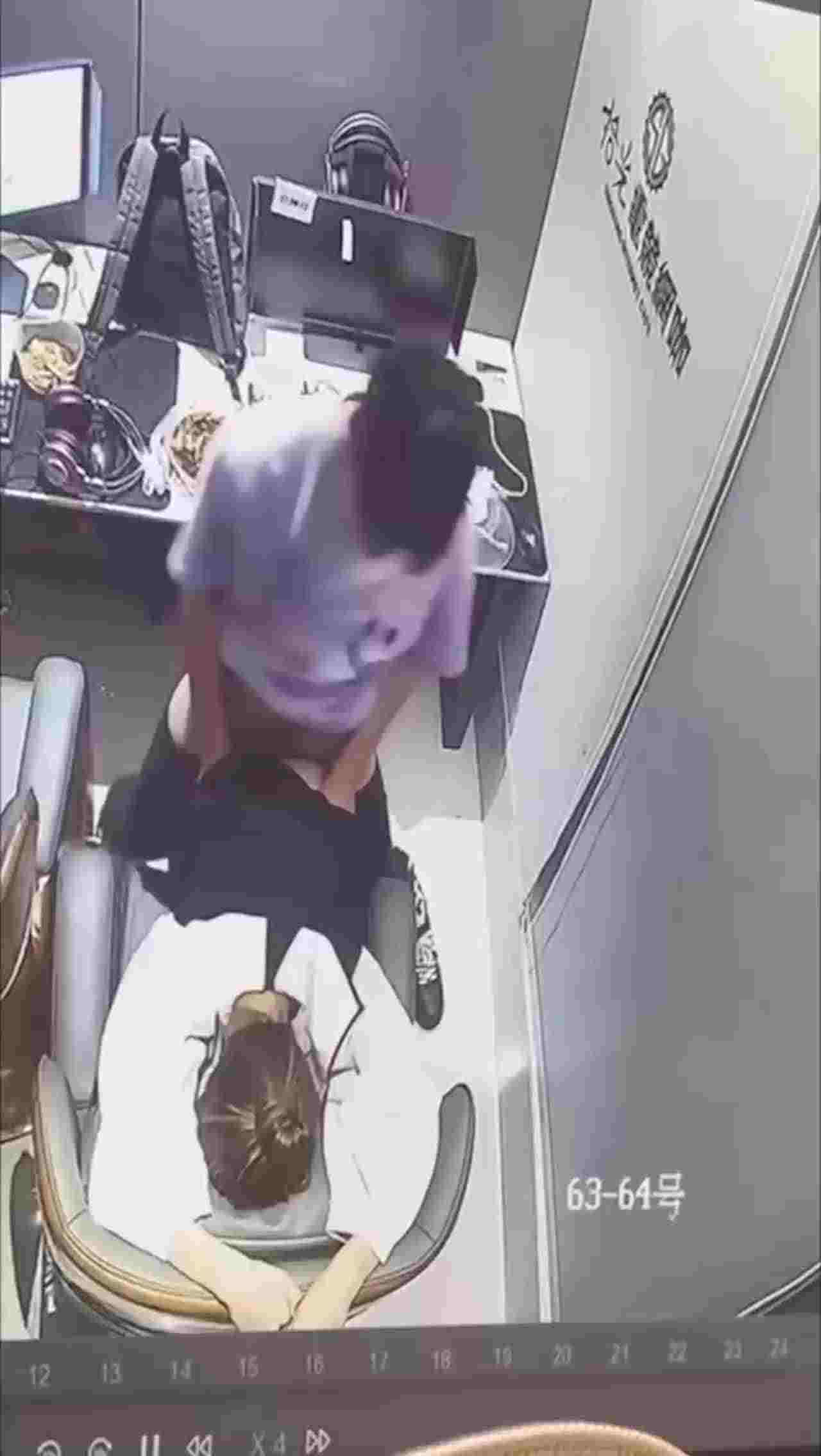  四川一网咖包间情侣直接开啪，监控放出后该网咖瞬间成为打卡地 的剧照2