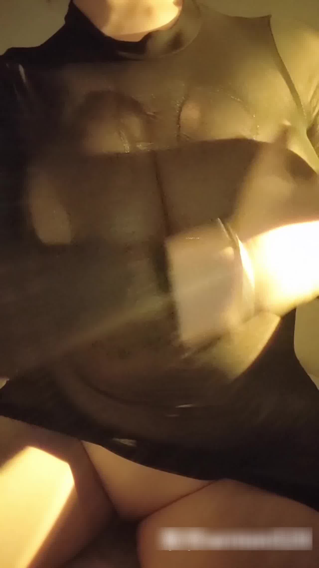  不穿内衣大胸就显露的好明显怎么办 的剧照2